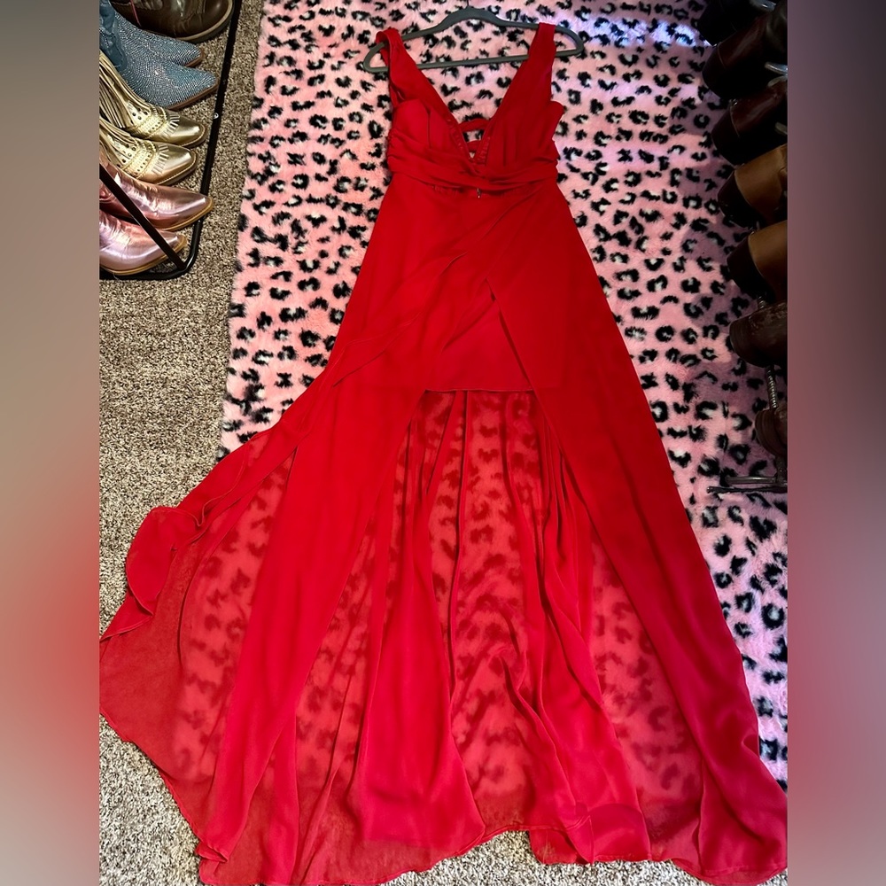 LOVERS + FRIENDS Red cocktail party dress! Get Holiday “Red”y💄💋